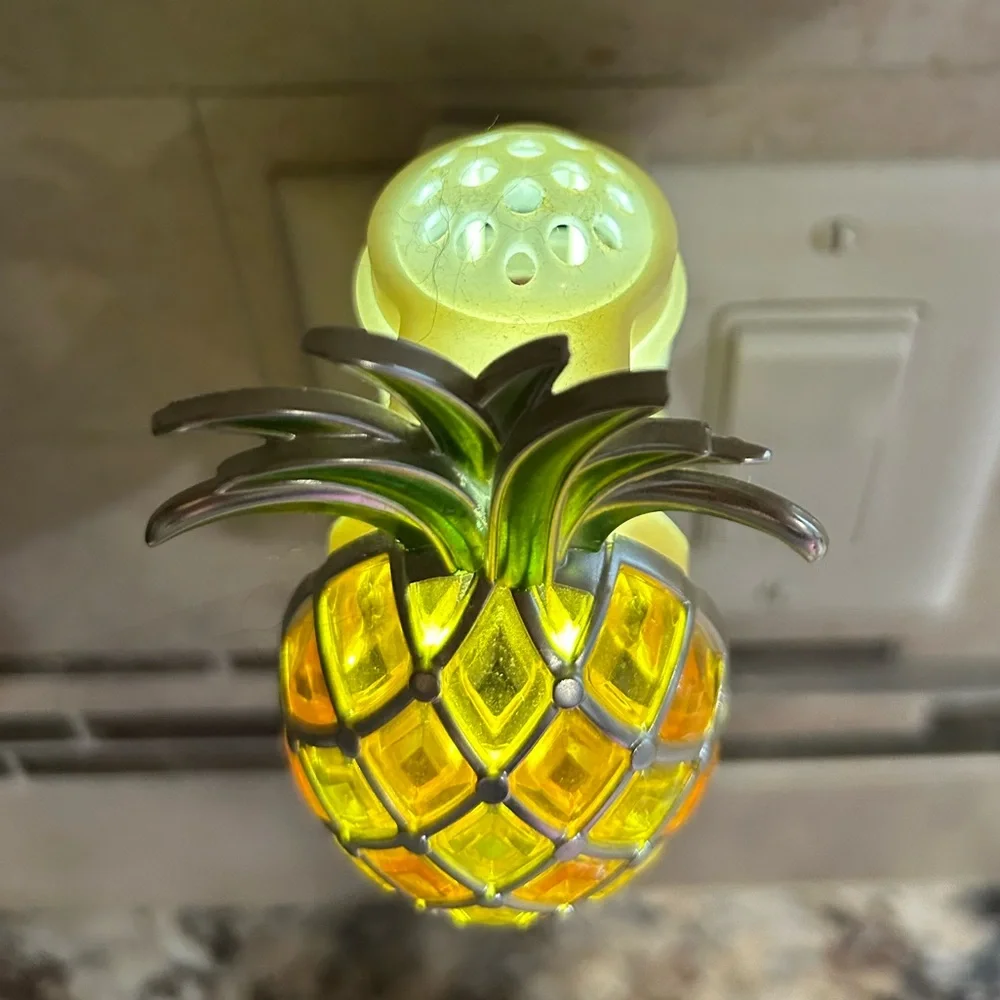 Bath & Body Works Pineapple Plug In Lights Up - Picture 7 of 7